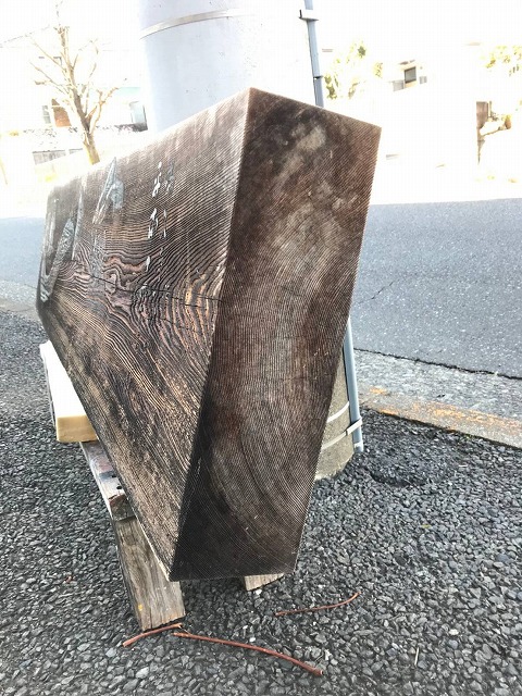 雨風に打たれ、傷んでしまった看板